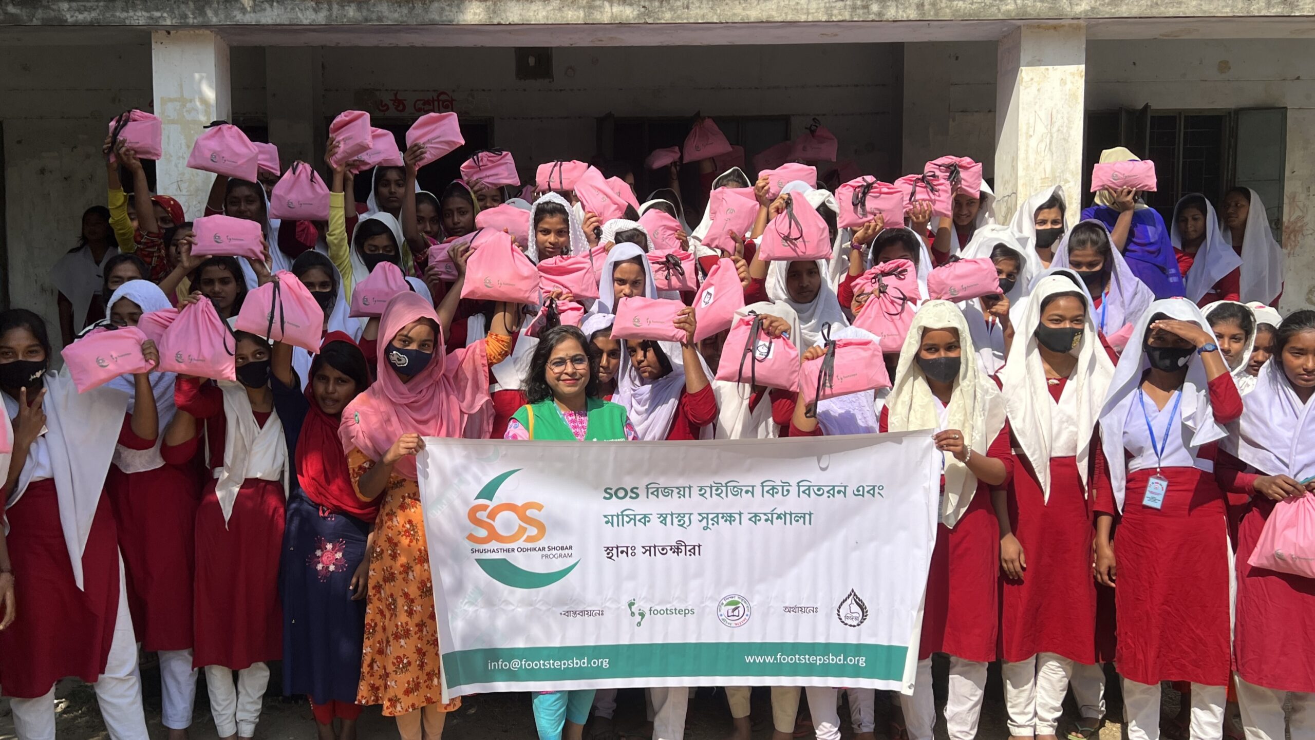 ফুটস্টেপস্ ও গ্রীন ম্যানের উদ্যোগে ২৭০ জন ছাত্রীর মাঝে হাইজিন কিট বিতরণ
